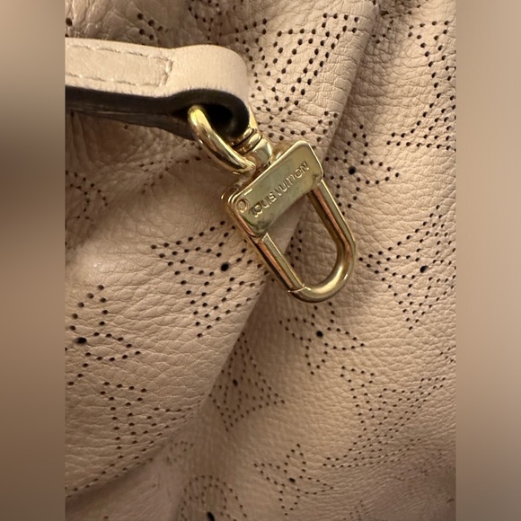 Louis Vuitton Monogram Mahina Hobo beige - Picture 6 of 16